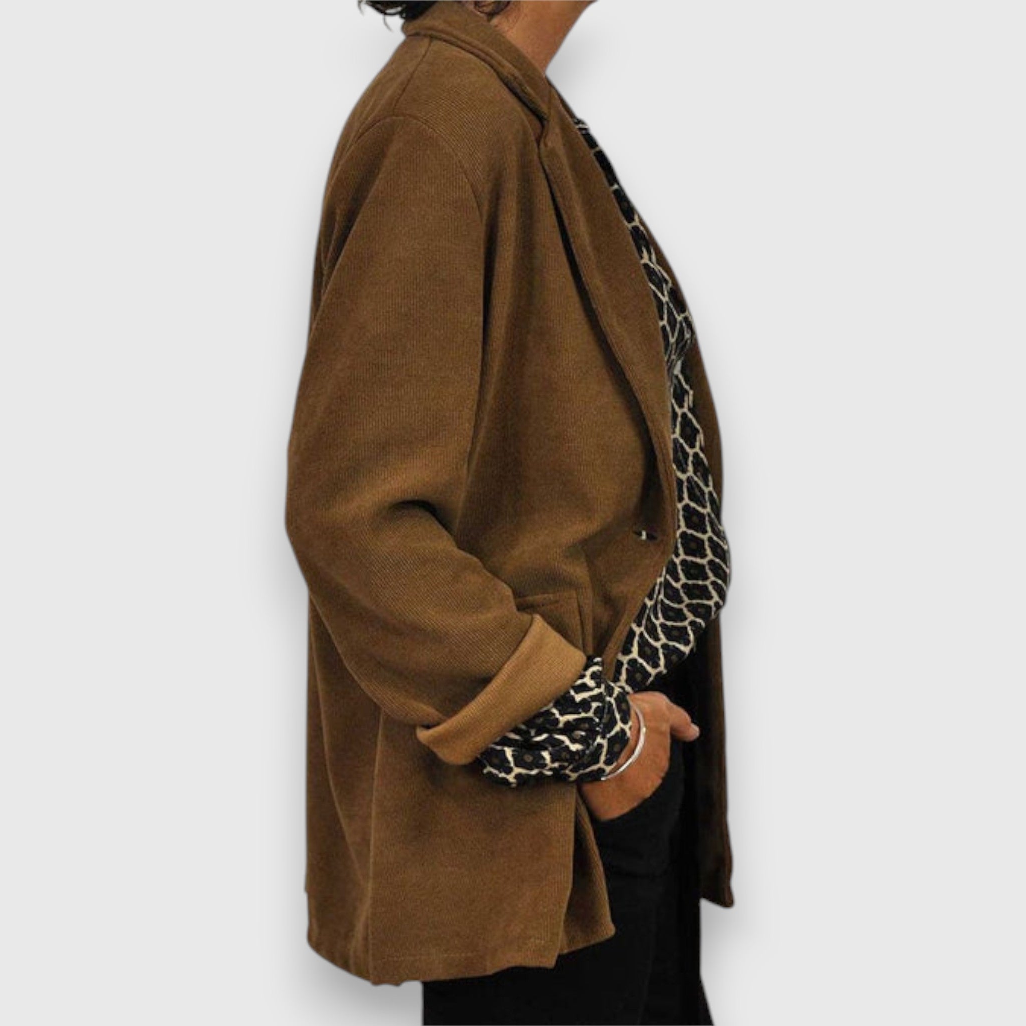 Melvia – Blouse with Modern Pattern