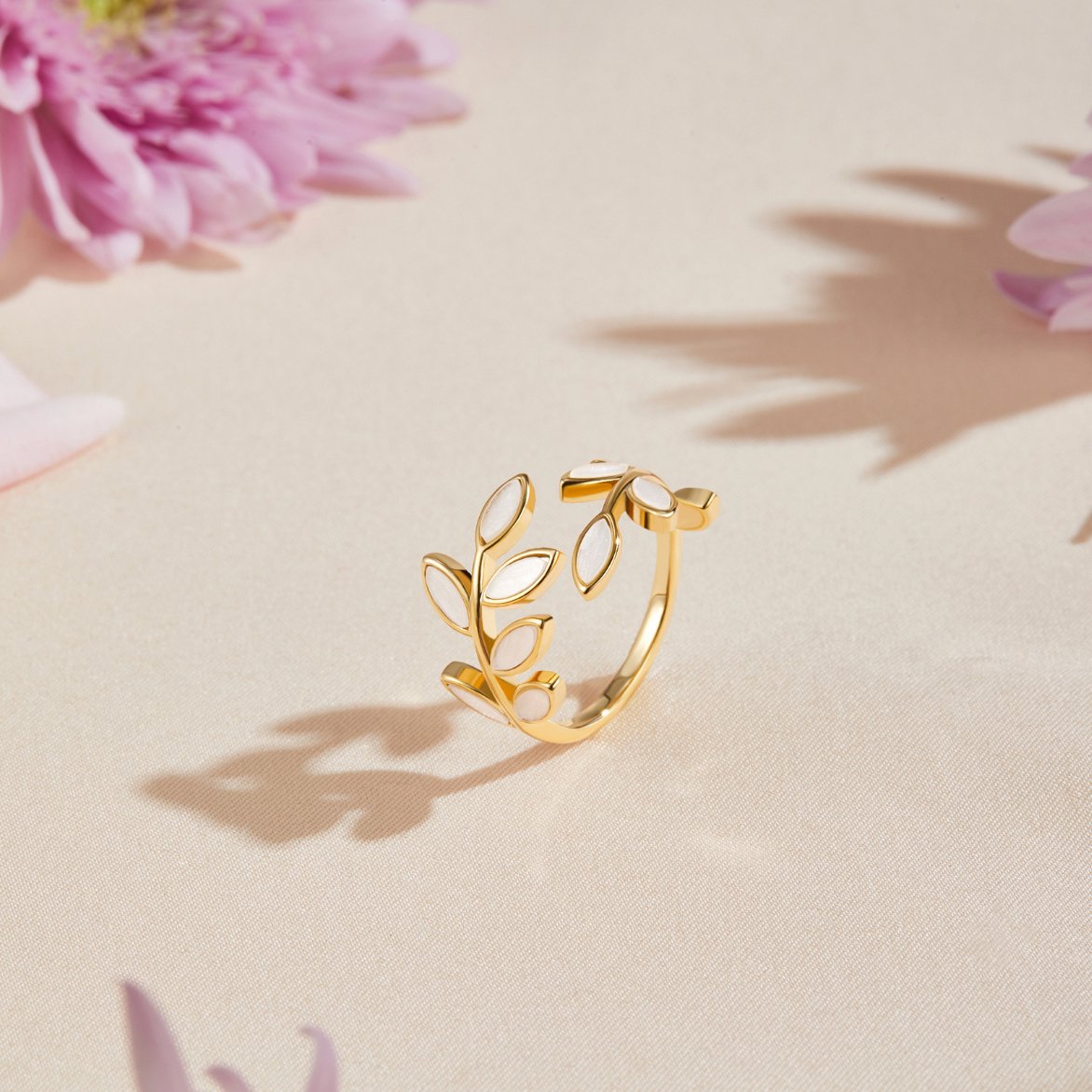 Arden – Sculpted Leaf Ring