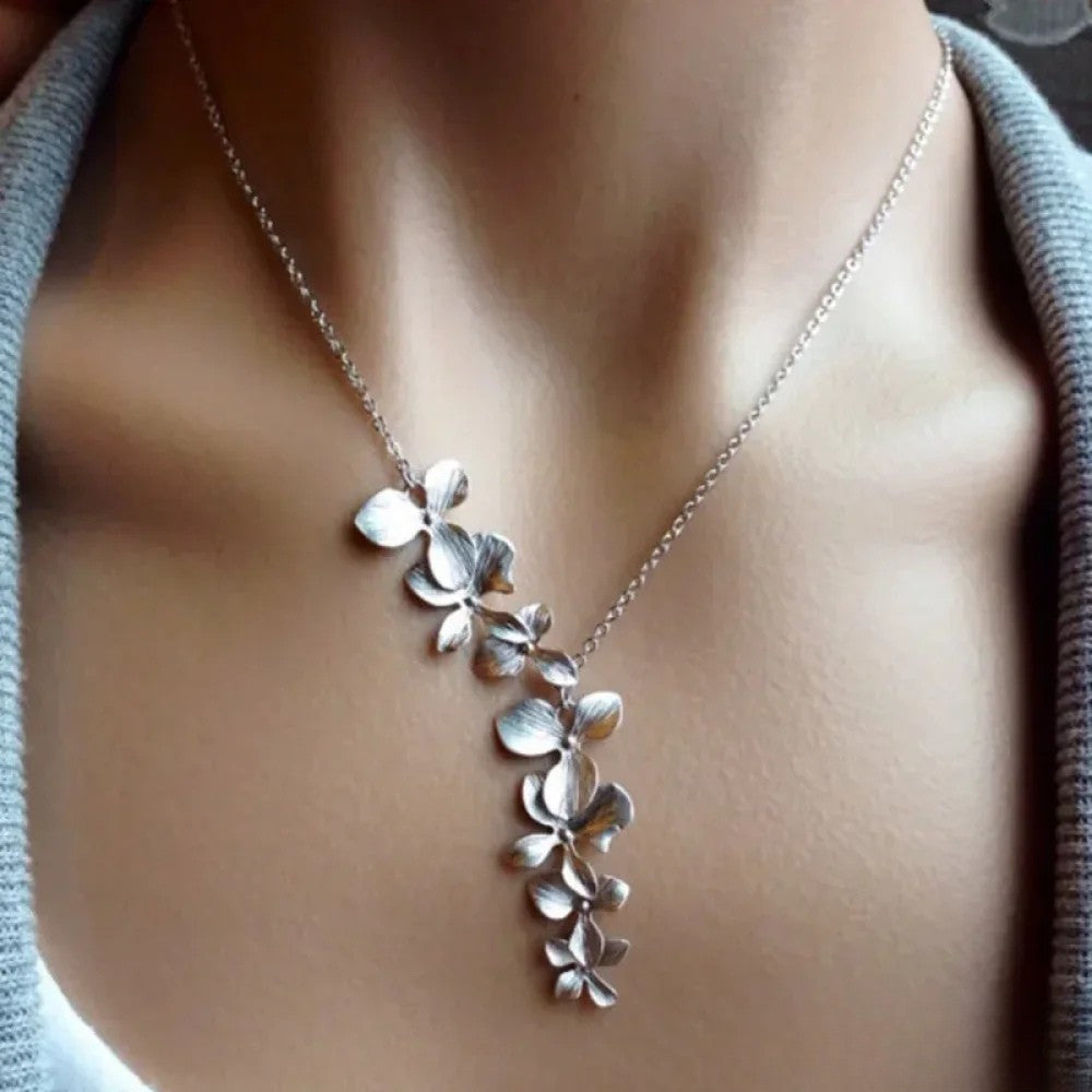 Solenn – Floral Necklace in Antique Silver