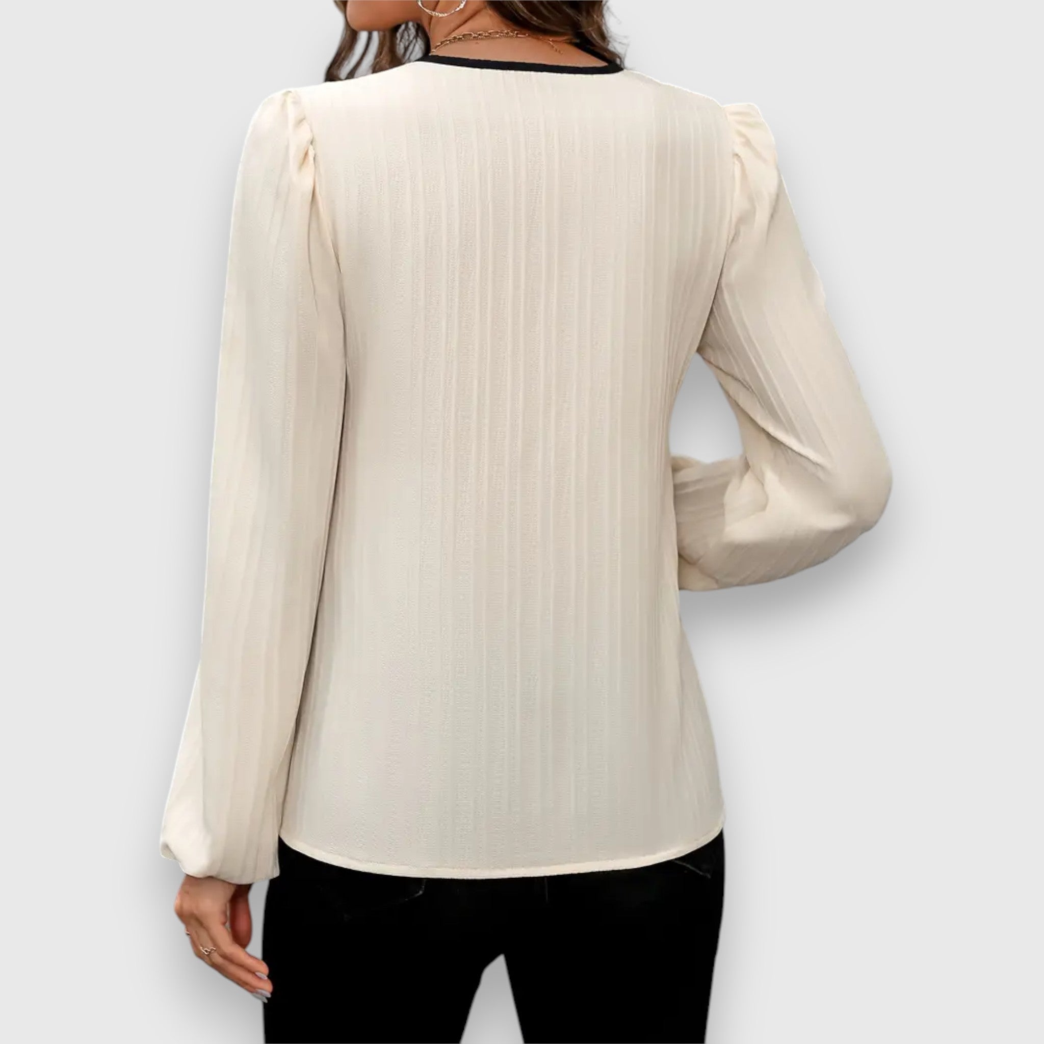 Oelle – Blouse with a Feminine Touch