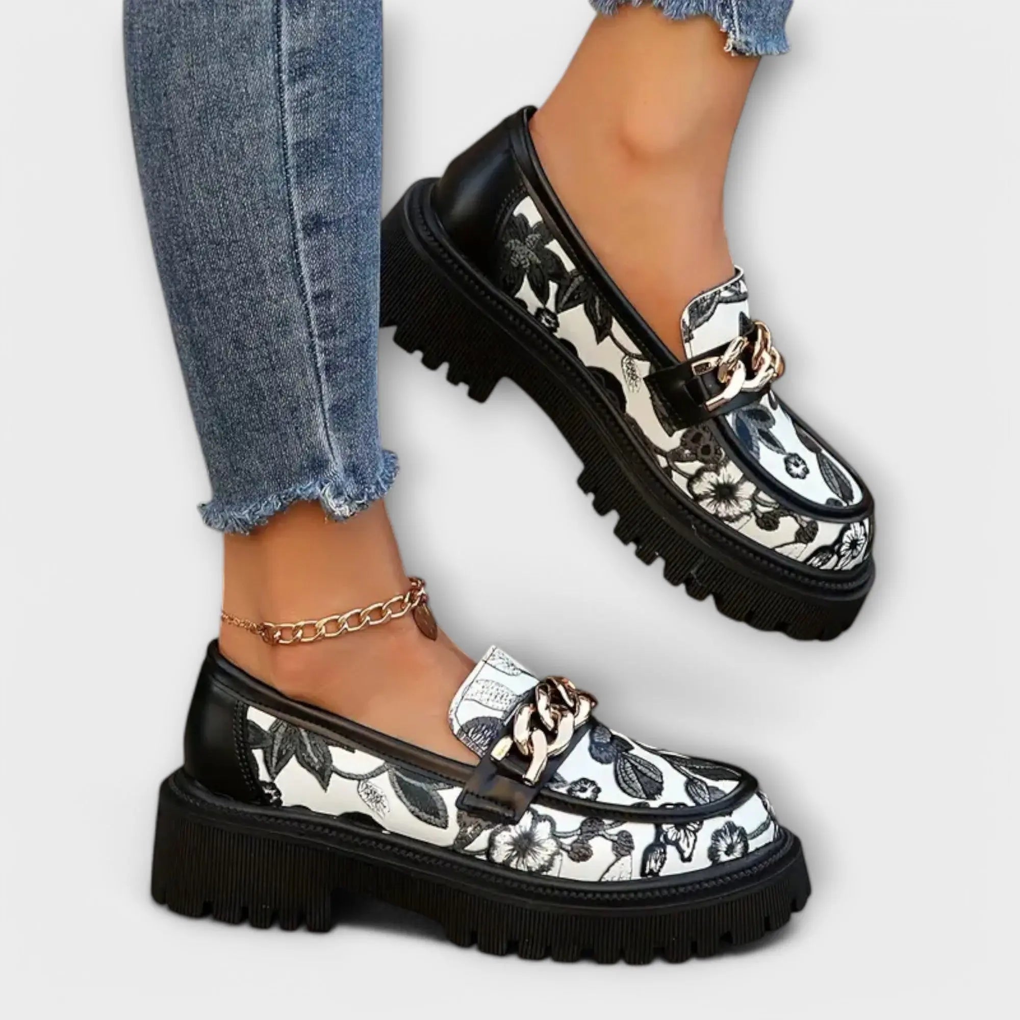 Sandra – Retro Moccasins with Floral Touch