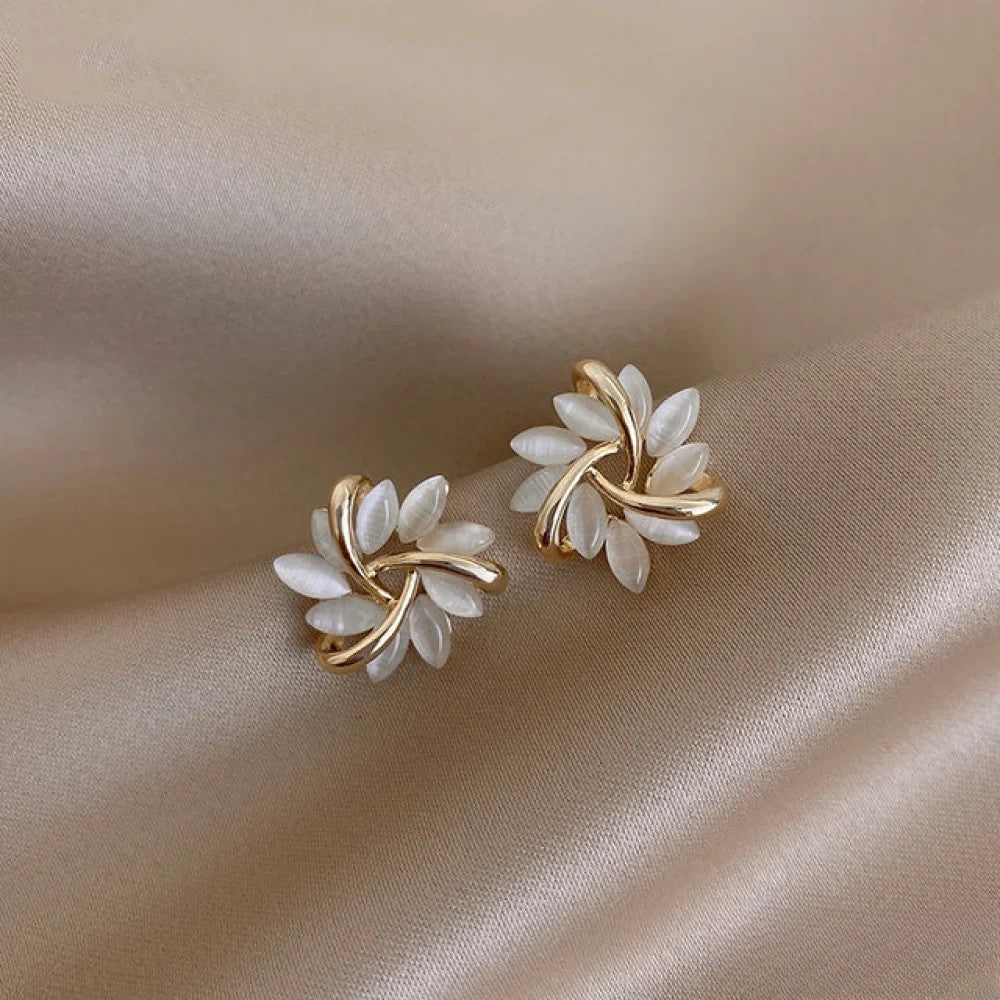 Mirla – Gold Earrings with Opal Flowers