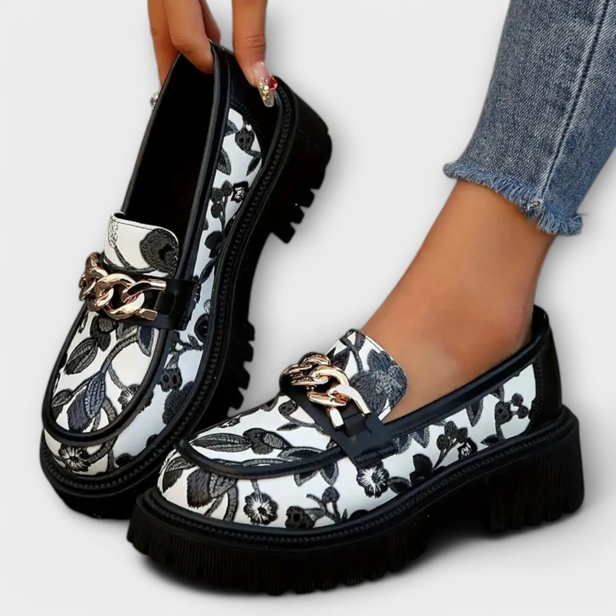 Sandra – Retro Moccasins with Floral Touch