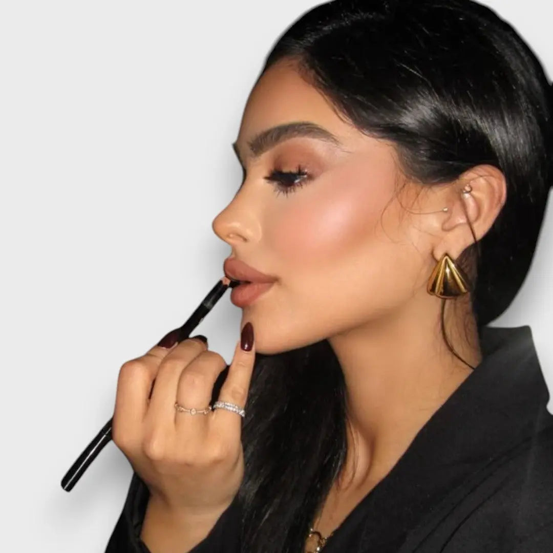 Nuna – Golden Stud Earrings with Sculptural Character