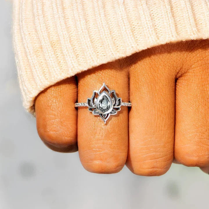 Calixa – Lotus Statement Ring